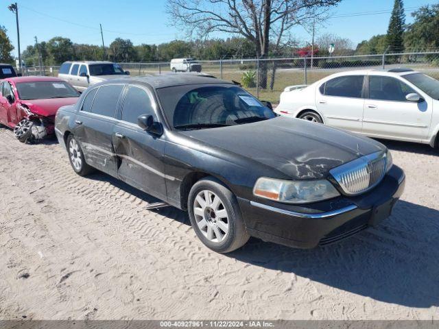  Salvage Lincoln Towncar