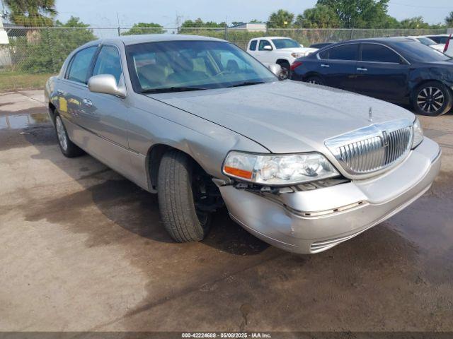  Salvage Lincoln Towncar