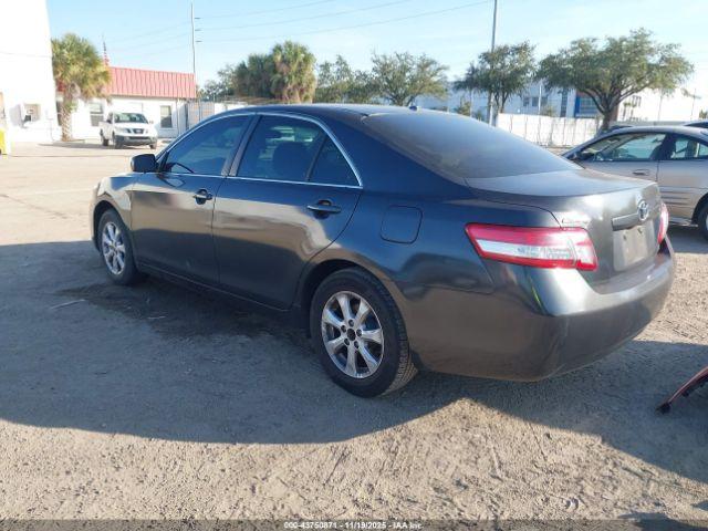 Toyota Camry Le Image 5