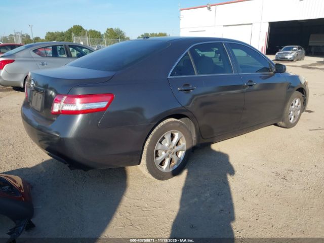 Toyota Camry Le Image 3