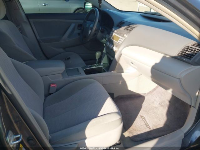 Toyota Camry Le Image 4