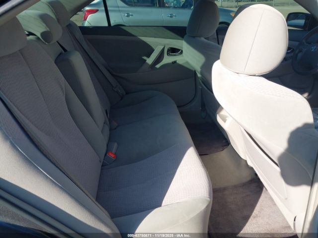 Toyota Camry Le Image 8