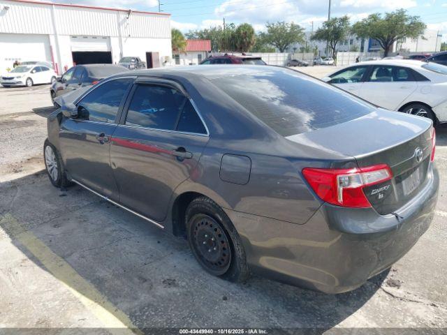 Toyota Camry Le Image 2