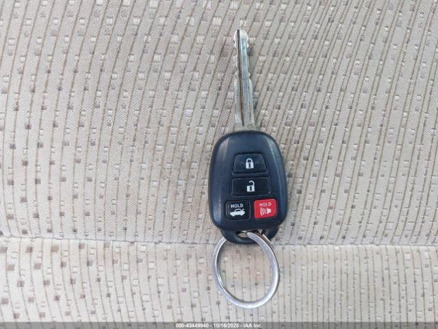 Toyota Camry Le Image 9