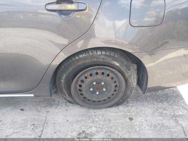 Toyota Camry Le Image 10