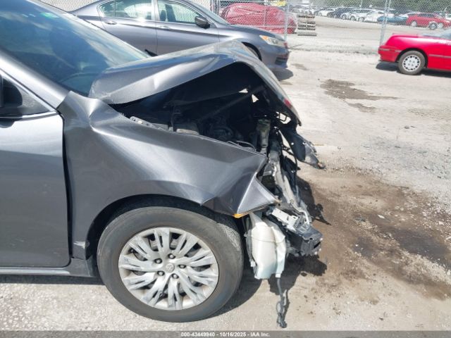 Toyota Camry Le Image 13