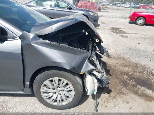 Toyota Camry Le Image 13