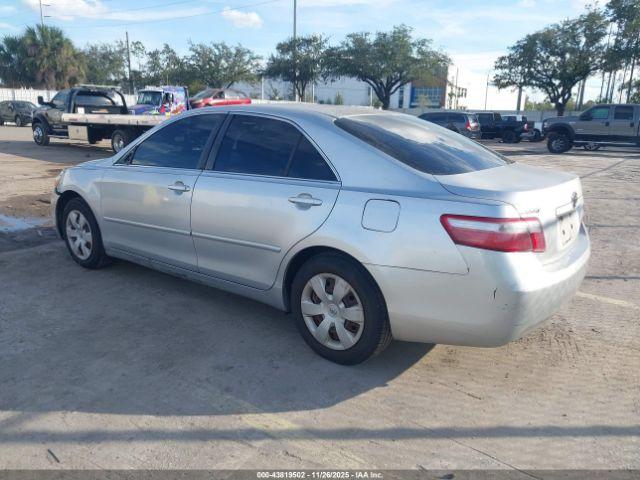 Toyota Camry Le Image 5