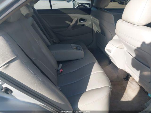 Toyota Camry Le Image 11