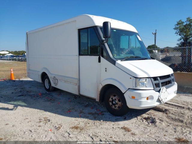  Salvage Isuzu Commercial Van