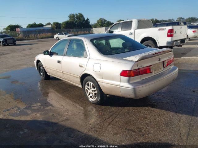 Toyota Camry Le V6 Image 4