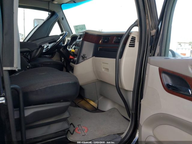 Peterbilt 579 Image 14