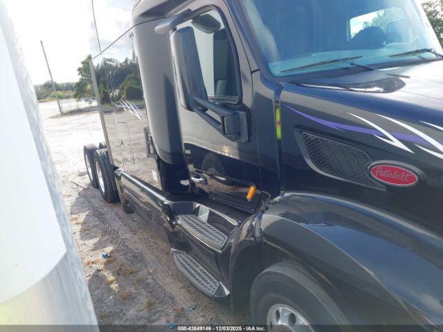 Peterbilt 579 Image 11