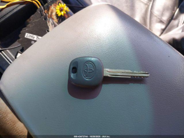 Toyota Camry Le Image 7