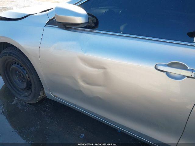 Toyota Camry Le Image 12