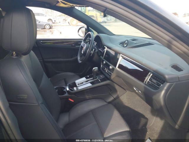 Porsche Macan T Image 13