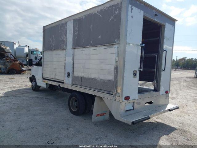 Chevrolet Express 4500 Image 2