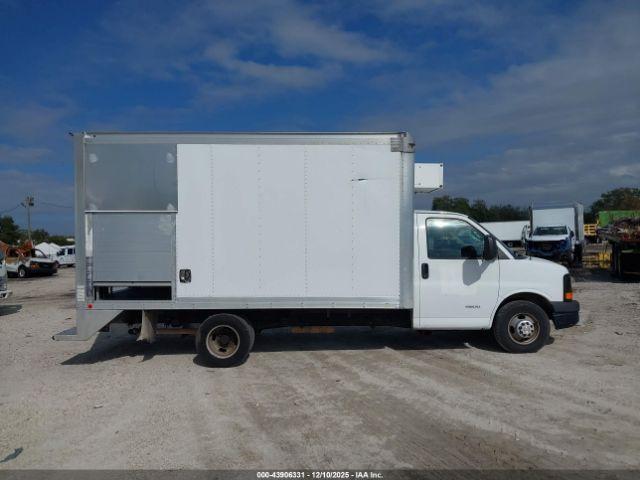 Chevrolet Express 4500 Image 11