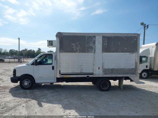 Chevrolet Express 4500 Image 12