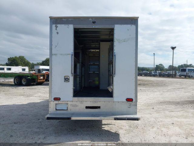 Chevrolet Express 4500 Image 13