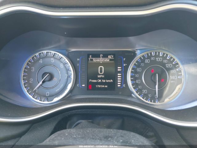 Chrysler 200 Limited Image 9