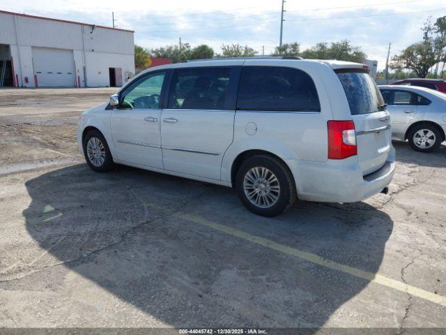 Chrysler Town & Country Limited Image 3