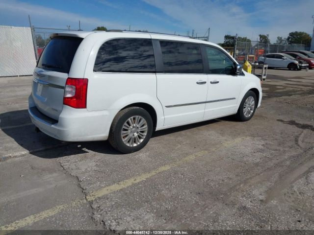 Chrysler Town & Country Limited Image 5