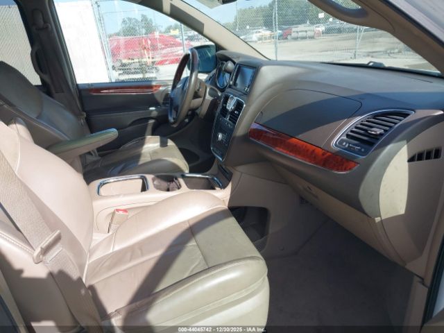 Chrysler Town & Country Limited Image 4