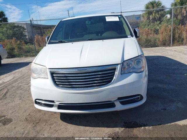 Chrysler Town & Country Limited Image 16