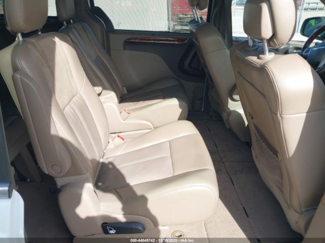 Chrysler Town & Country Limited Image 9