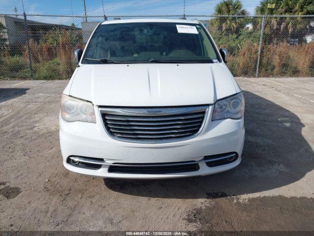 Chrysler Town & Country Limited Image 15
