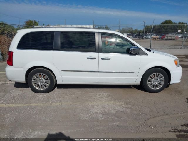 Chrysler Town & Country Limited Image 12