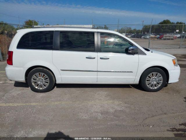 Chrysler Town & Country Limited Image 12