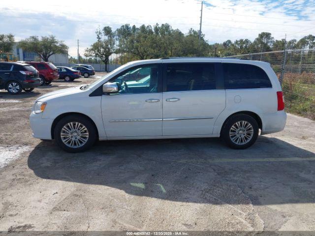 Chrysler Town & Country Limited Image 2