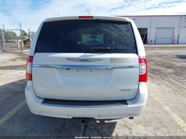 Chrysler Town & Country Limited Image 10