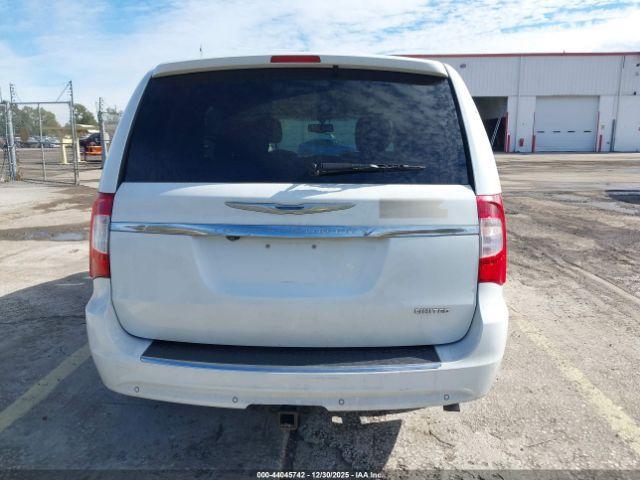 Chrysler Town & Country Limited Image 10