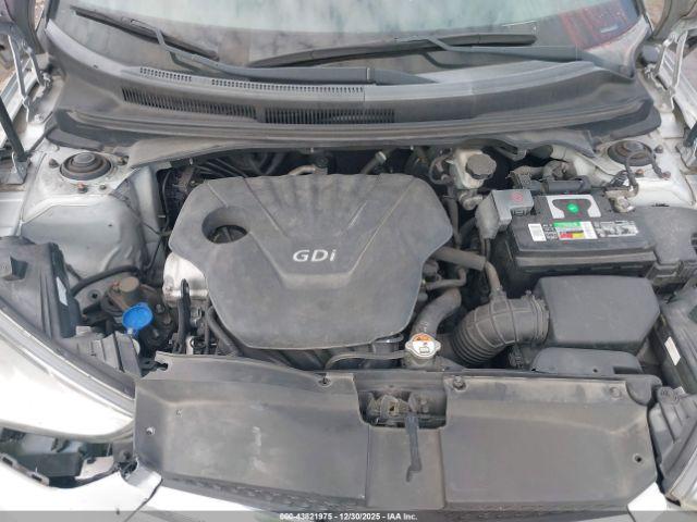 Hyundai VELOSTER Image 8