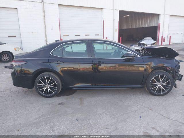 Toyota Camry Se Image 13