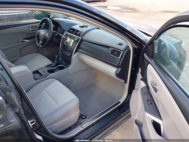 Toyota Camry Le Image 10