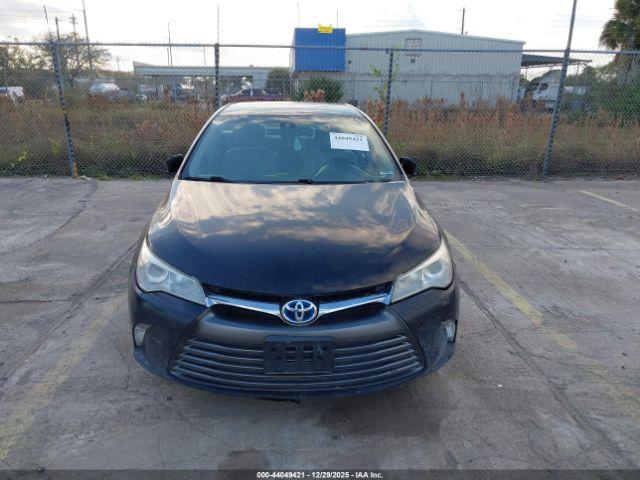 Toyota Camry Le Image 8