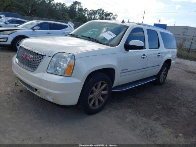 GMC Yukon Denali Image 3