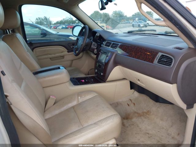 GMC Yukon Denali Image 4