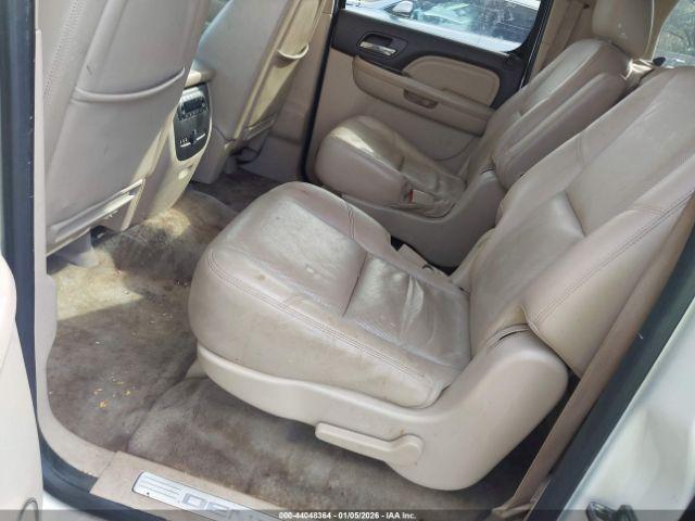 GMC Yukon Denali Image 14