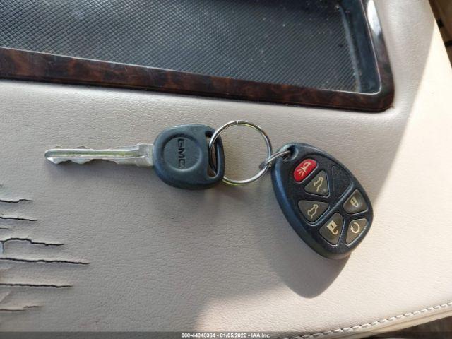 GMC Yukon Denali Image 9