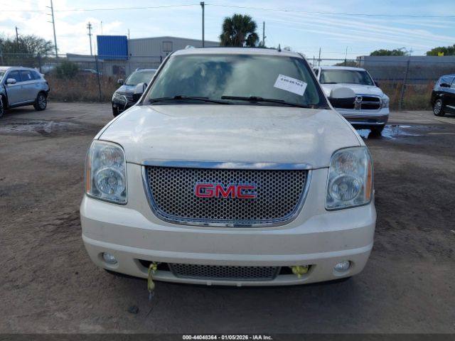 GMC Yukon Denali Image 10