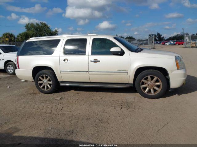 GMC Yukon Denali Image 13