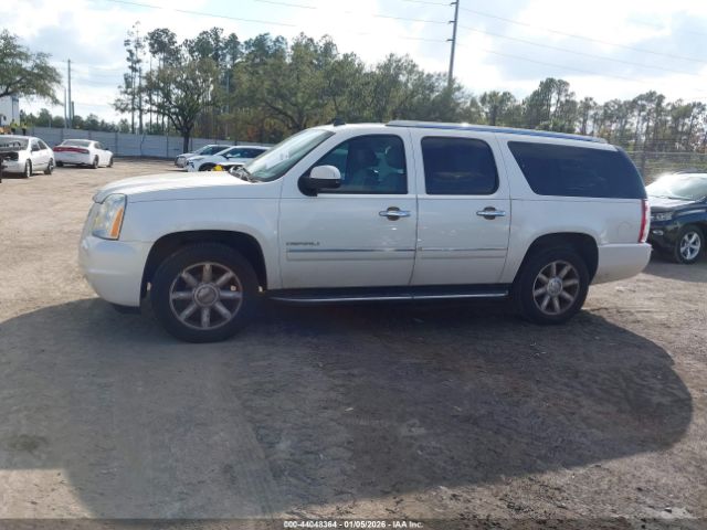 GMC Yukon Denali Image 11