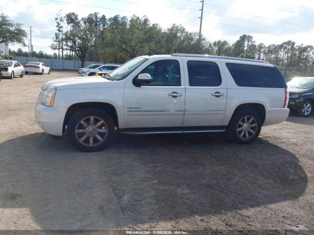 GMC Yukon Denali Image 11