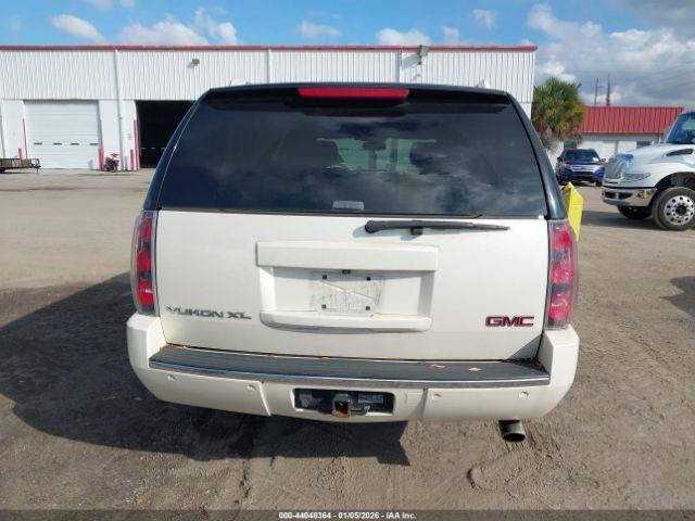 GMC Yukon Denali Image 15