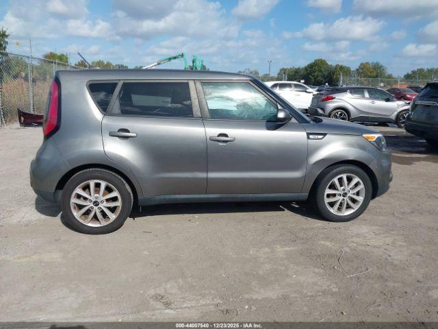 Kia Soul + Image 12